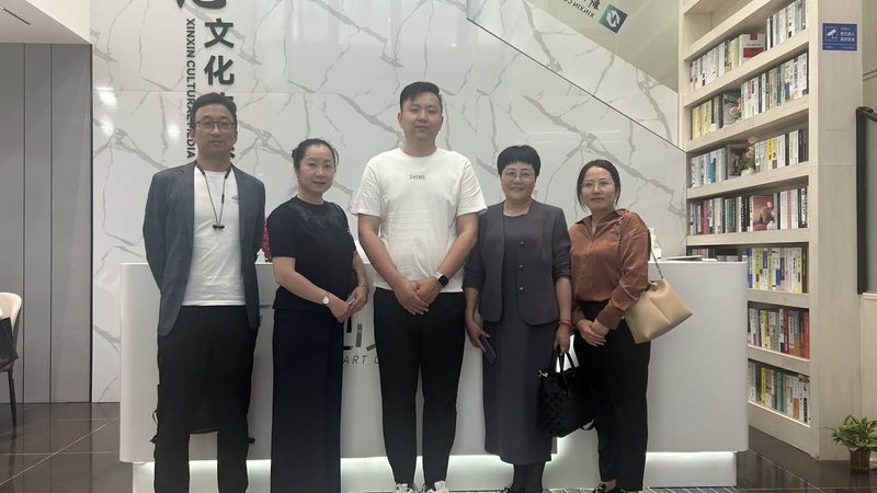在纪录片拍摄过程中，团队协作至关重要。以下是一些团队协作与分工的建议：